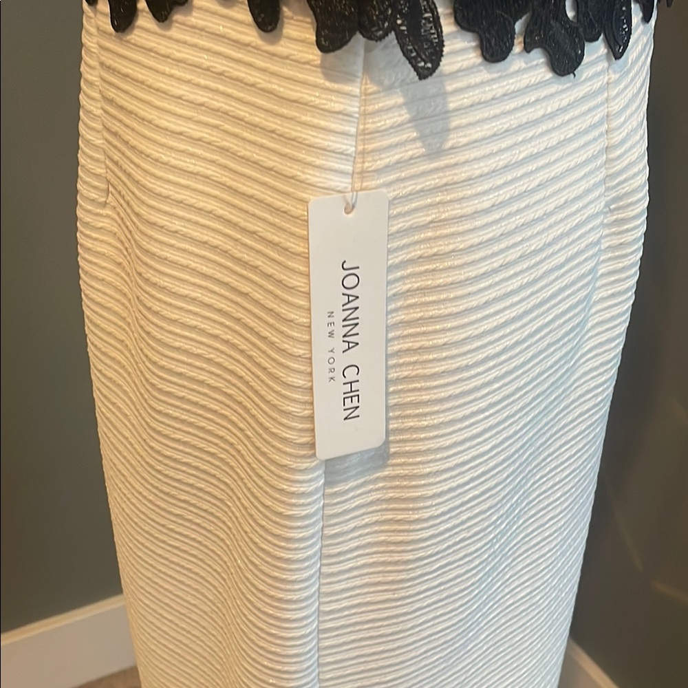 Elegant Black and White Sleeveless Dress - Picture 2 of 6